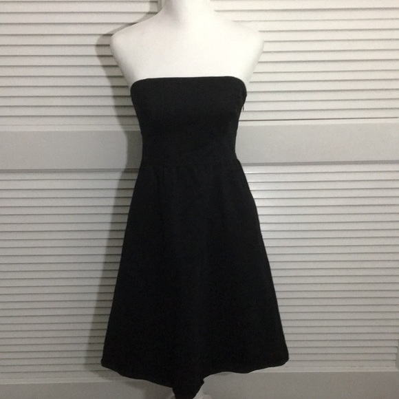 Old Navy Dresses & Skirts - Old Navy strapless little black dress, size 1